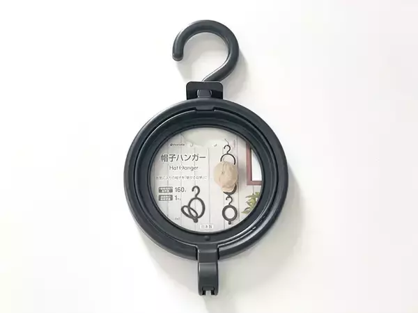 「100均の『帽子ハンガー』　帽子以外もかけられて…意外な使い方を試してみた！」の画像