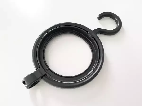 「100均の『帽子ハンガー』　帽子以外もかけられて…意外な使い方を試してみた！」の画像