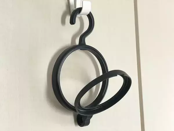 「100均の『帽子ハンガー』　帽子以外もかけられて…意外な使い方を試してみた！」の画像