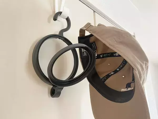 「100均の『帽子ハンガー』　帽子以外もかけられて…意外な使い方を試してみた！」の画像