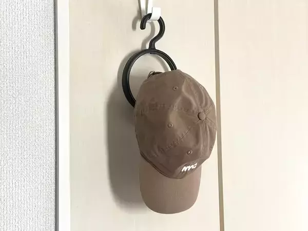 「100均の『帽子ハンガー』　帽子以外もかけられて…意外な使い方を試してみた！」の画像