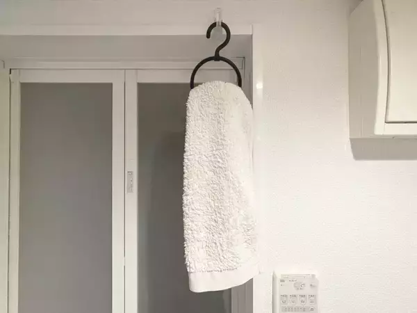 「100均の『帽子ハンガー』　帽子以外もかけられて…意外な使い方を試してみた！」の画像