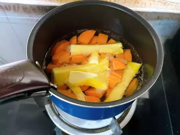 「「捨てるのはもったいない」　にんじんとパイナップルの芯を煮ると？」の画像