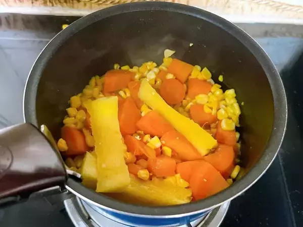 「「捨てるのはもったいない」　にんじんとパイナップルの芯を煮ると？」の画像