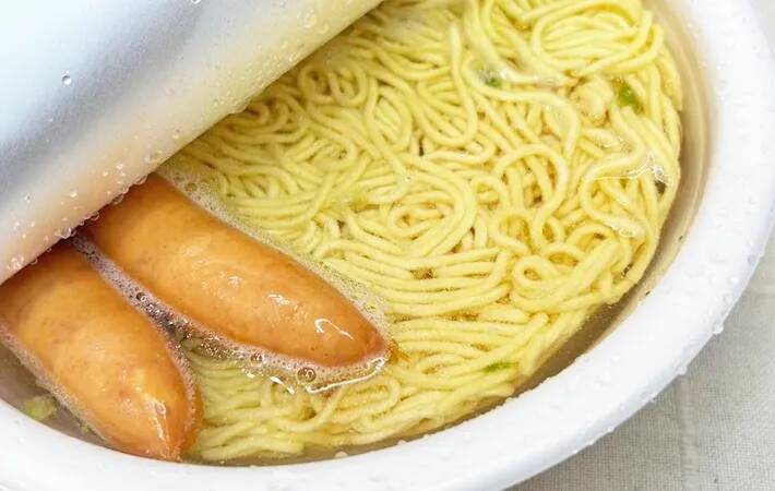 ウインナーをゆでるのが面倒な時は？　意外なアイディアに「パンチがあってうまい！」