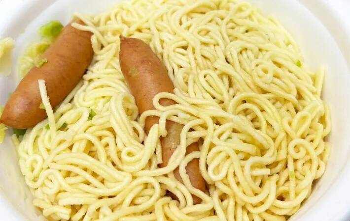 ウインナーをゆでるのが面倒な時は？　意外なアイディアに「パンチがあってうまい！」