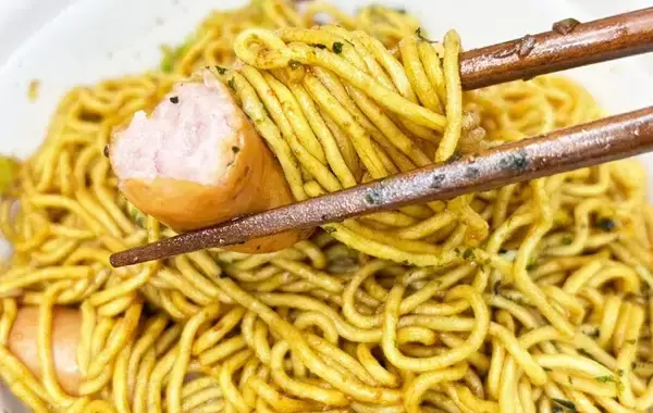 「ウインナーをゆでるのが面倒な時は？　意外なアイディアに「パンチがあってうまい！」」の画像