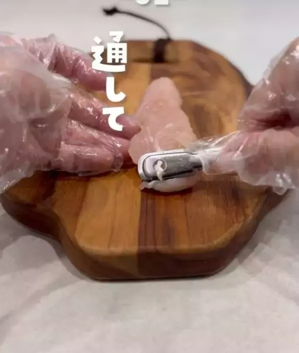 「「包丁は使いません」　ささみの筋取りに使うのは？「スルッと取れた」「快感」」の画像