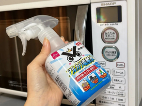 電子レンジの汚れは、100均の『アルカリ電解水』をチンして拭くのがラクだった