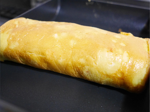 玉子焼きがボリュームアップでふわふわ食感に！　砕いて入れたものは…