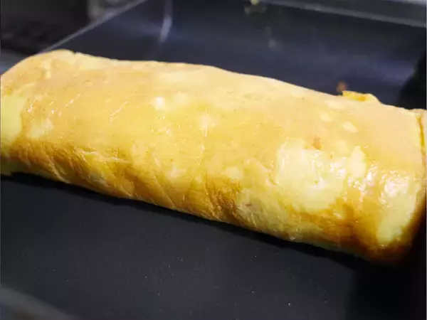 玉子焼きがボリュームアップでふわふわ食感に！　砕いて入れたものは…