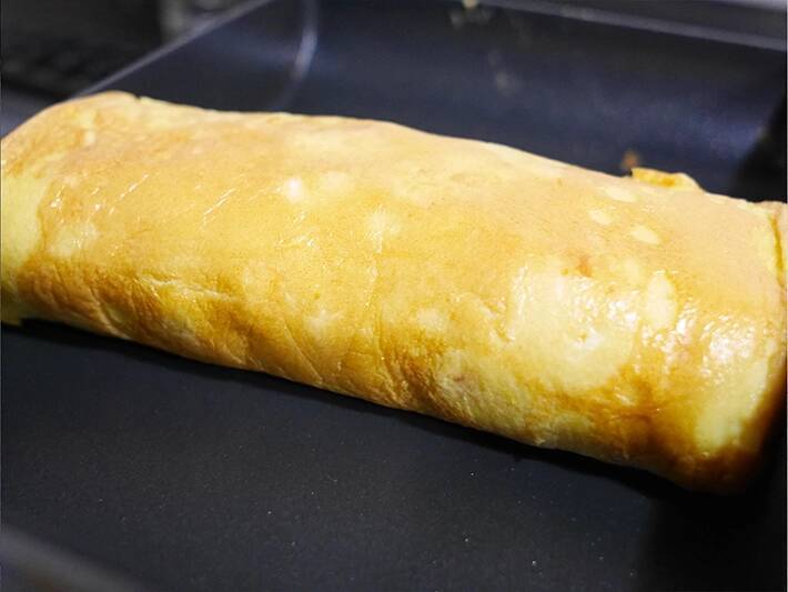 玉子焼きがボリュームアップでふわふわ食感に！　砕いて入れたものは…
