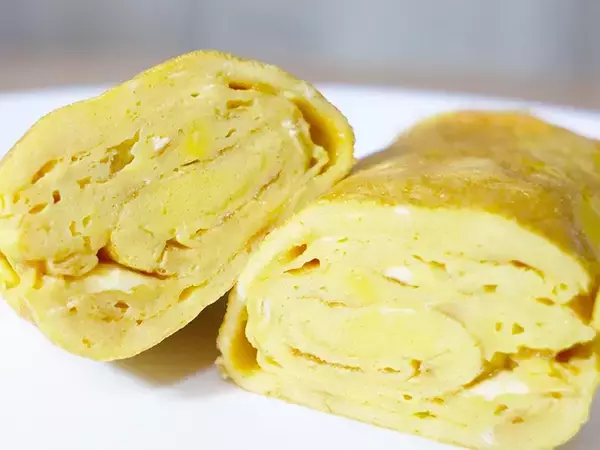 「玉子焼きがボリュームアップでふわふわ食感に！　砕いて入れたものは…」の画像