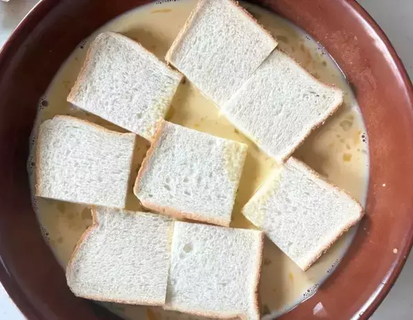 「食パンを凍らすだけ！　ふわふわフレンチトーストのコツに「噛まずに飲める」」の画像