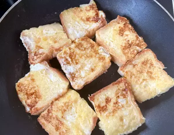 「食パンを凍らすだけ！　ふわふわフレンチトーストのコツに「噛まずに飲める」」の画像