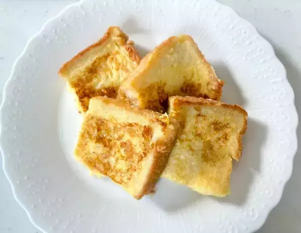 「食パンを凍らすだけ！　ふわふわフレンチトーストのコツに「噛まずに飲める」」の画像