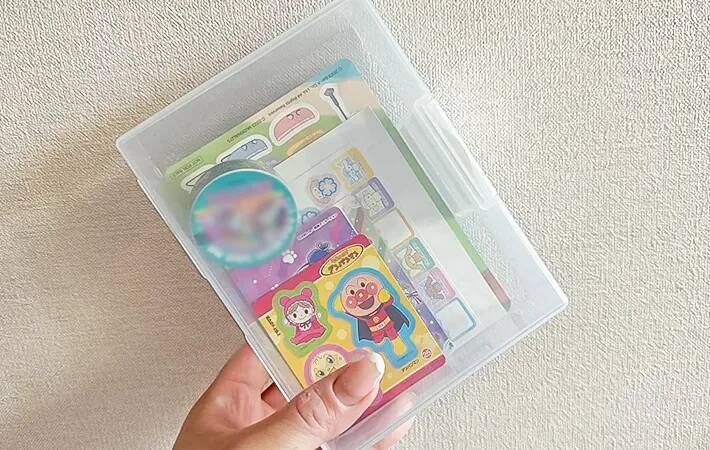 ダイソーの『はがき整理ケース』が超優秀！　買って試したら「本棚の隙間にピッタリ」【4つの活用法】