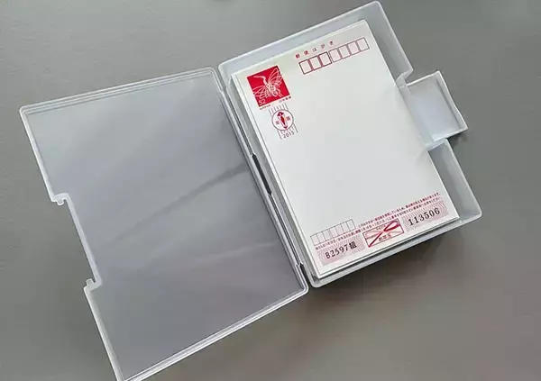 「ダイソーの『はがき整理ケース』が超優秀！　買って試したら「本棚の隙間にピッタリ」【4つの活用法】」の画像