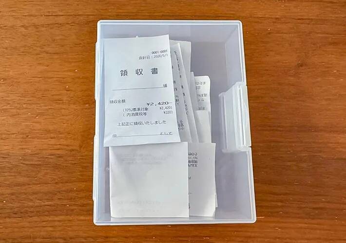 ダイソーの『はがき整理ケース』が超優秀！　買って試したら「本棚の隙間にピッタリ」【4つの活用法】