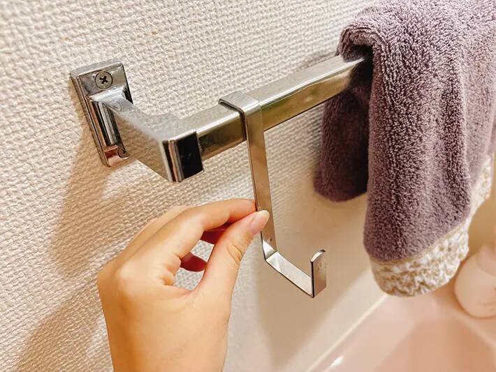 身支度の時短になる！　洗面台のタオル掛けに『フック』を吊るすと【活用4選】