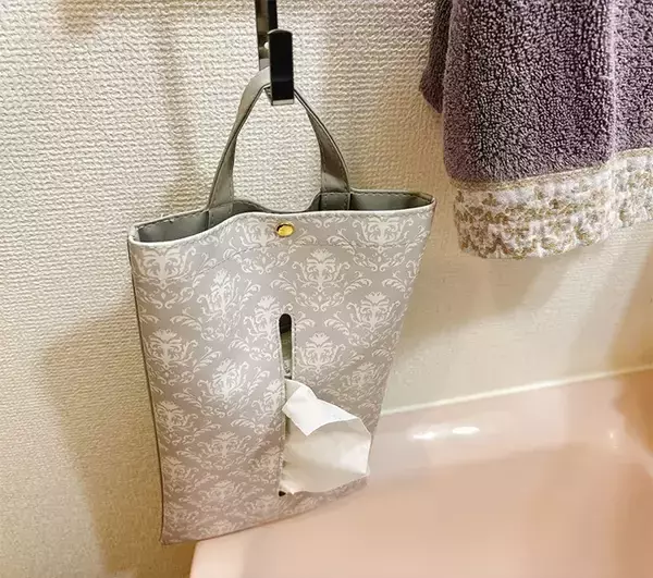 「身支度の時短になる！　洗面台のタオル掛けに『フック』を吊るすと【活用4選】」の画像