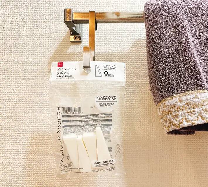 身支度の時短になる！　洗面台のタオル掛けに『フック』を吊るすと【活用4選】