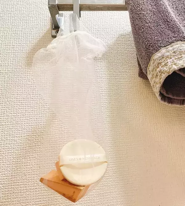 「身支度の時短になる！　洗面台のタオル掛けに『フック』を吊るすと【活用4選】」の画像