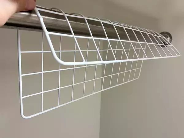ワイヤーネットを『J』に曲げると便利！　服の収納を増やす5分ワザ