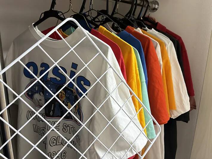 ワイヤーネットを『J』に曲げると便利！　服の収納を増やす5分ワザ