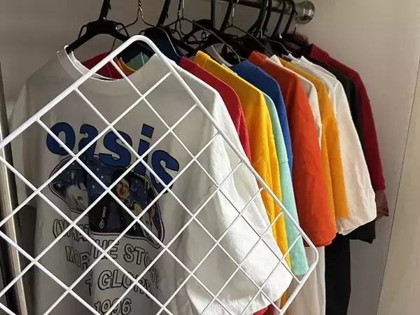 「ワイヤーネットを『J』に曲げると便利！　服の収納を増やす5分ワザ」の画像