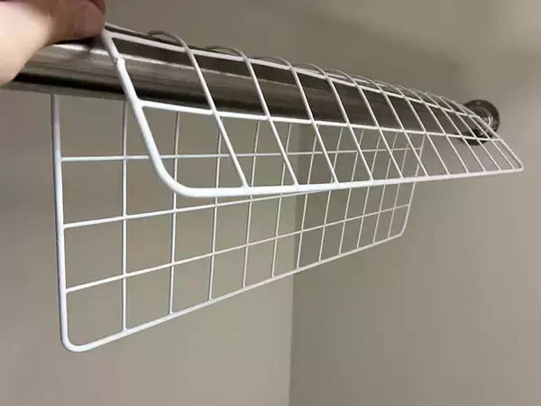 「ワイヤーネットを『J』に曲げると便利！　服の収納を増やす5分ワザ」の画像