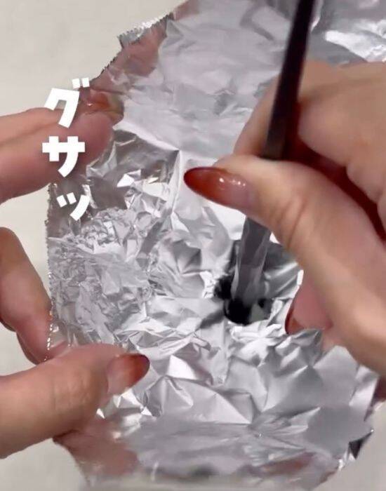 詰め替えでこぼすならやってみて！　じょうごを使わない裏技に「手軽でいい」「コレは助かる」