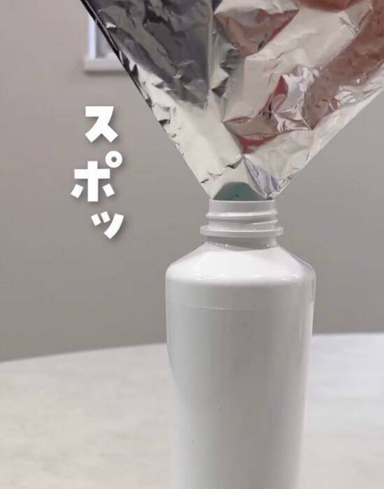 詰め替えでこぼすならやってみて！　じょうごを使わない裏技に「手軽でいい」「コレは助かる」