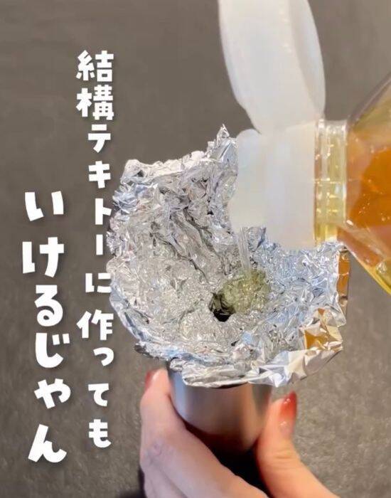 詰め替えでこぼすならやってみて！　じょうごを使わない裏技に「手軽でいい」「コレは助かる」