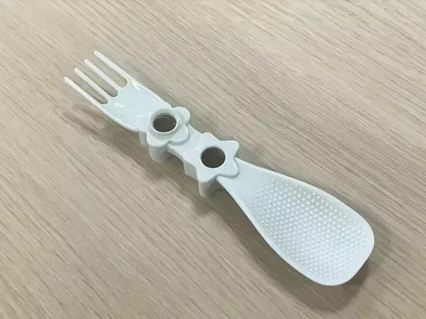 「お弁当作りの革命！ダイソーの110円『3wayスプーン』が神だった 「これ1本で済むのすごい」」の画像