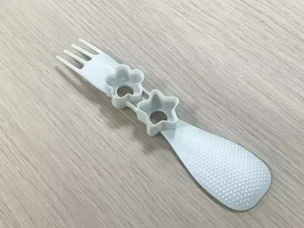 「お弁当作りの革命！ダイソーの110円『3wayスプーン』が神だった 「これ1本で済むのすごい」」の画像