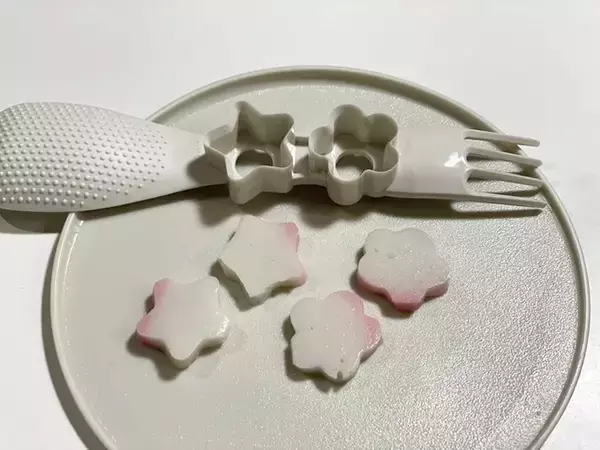 「お弁当作りの革命！ダイソーの110円『3wayスプーン』が神だった 「これ1本で済むのすごい」」の画像