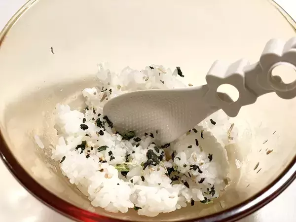 「お弁当作りの革命！ダイソーの110円『3wayスプーン』が神だった 「これ1本で済むのすごい」」の画像