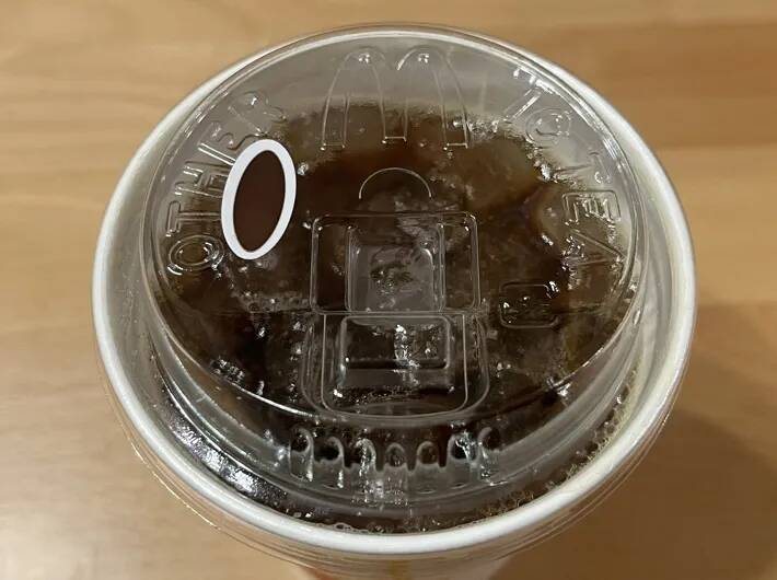 マクドナルドが紙ストローを終了し、『ストロー不要フタ』が登場　飲み心地は？傾けてみた結果…