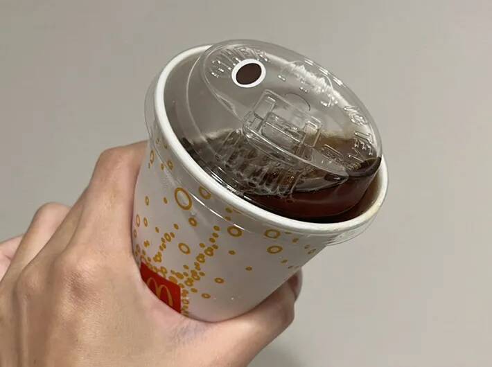マクドナルドが紙ストローを終了し、『ストロー不要フタ』が登場　飲み心地は？傾けてみた結果…