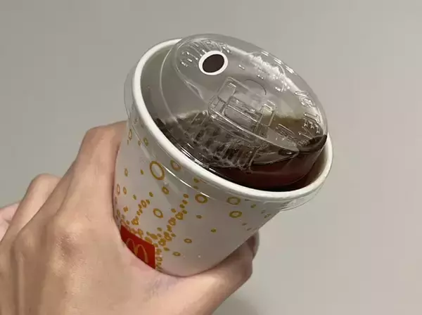 「マクドナルドが紙ストローを終了し、『ストロー不要フタ』が登場　飲み心地は？傾けてみた結果…」の画像