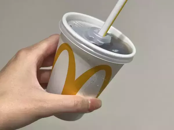 「マクドナルドが紙ストローを終了し、『ストロー不要フタ』が登場　飲み心地は？傾けてみた結果…」の画像