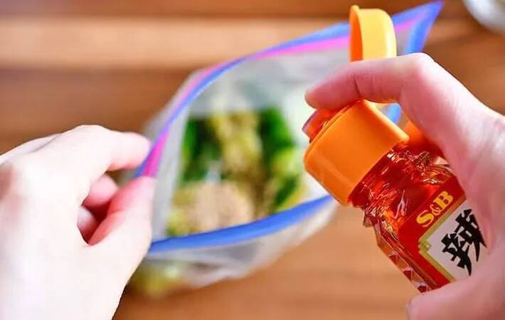 ジッパー袋にキュウリ2本入れて…　冷蔵庫で30分！やみつき簡単漬け物【管理栄養士】