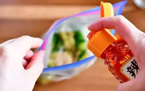 「ジッパー袋にキュウリ2本入れて…　冷蔵庫で30分！やみつき簡単漬け物【管理栄養士】」の画像