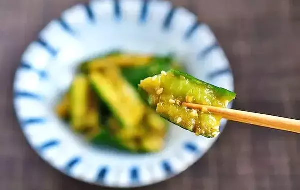 「ジッパー袋にキュウリ2本入れて…　冷蔵庫で30分！やみつき簡単漬け物【管理栄養士】」の画像