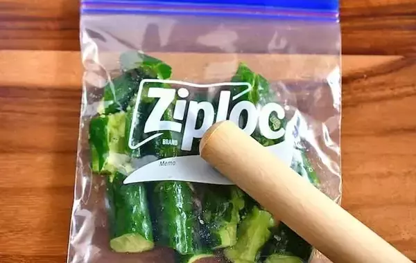 「ジッパー袋にキュウリ2本入れて…　冷蔵庫で30分！やみつき簡単漬け物【管理栄養士】」の画像