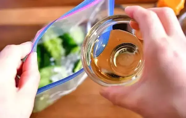 「ジッパー袋にキュウリ2本入れて…　冷蔵庫で30分！やみつき簡単漬け物【管理栄養士】」の画像