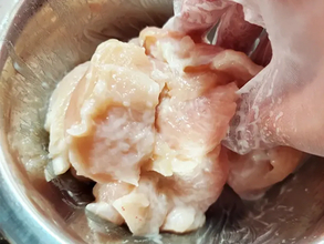 鶏むね肉のマンネリはこれで解決！　調味料いらずの“簡単”おかず【レシピ】