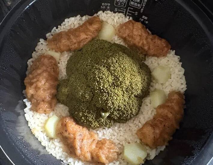 「え、そのまま？」夫が驚いた！丸ごと投入して炊飯するだけの『時短ご飯』