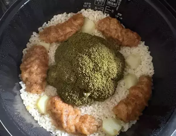 「「え、そのまま？」夫が驚いた！丸ごと投入して炊飯するだけの『時短ご飯』」の画像
